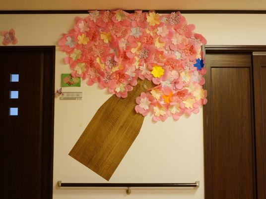 壁に飾られた花の飾り