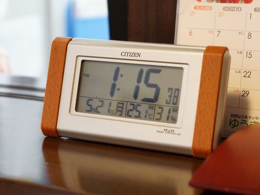 時計が示す静かな昼下がり