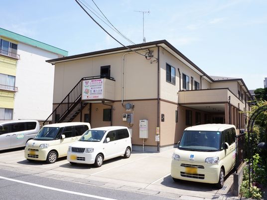 明るい建物の外観