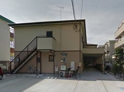 明るい日差しの外観