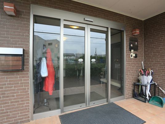 玄関の自動ドア外観