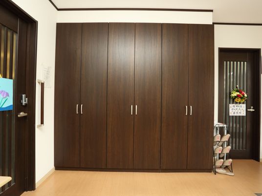 茶色い壁のクローゼット