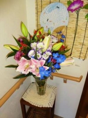 色鮮やかな花と和飾り