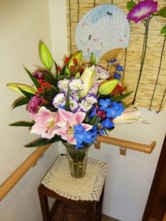 色鮮やかな花と和飾り