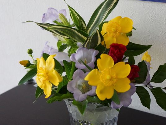 色鮮やかな花のアレンジメント