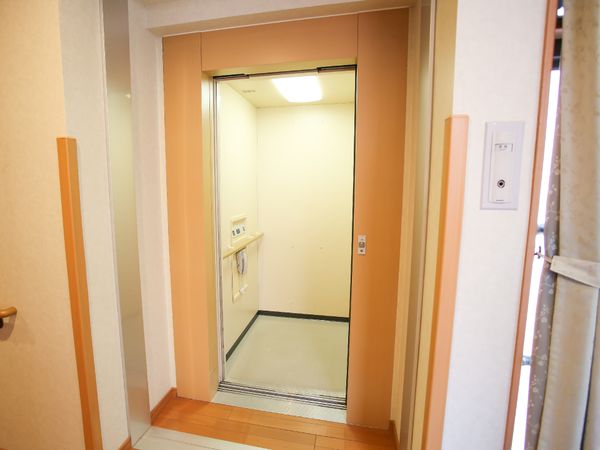 清潔なエレベーター入口