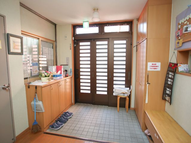 エントランスホールの様子 玄関 清潔感のある受付エリアです。こちらで訪れるご家族の方をお迎えします。