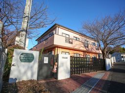 明るい日差しの外観