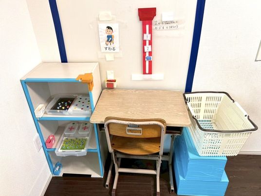 作業机と収納棚のある室内  