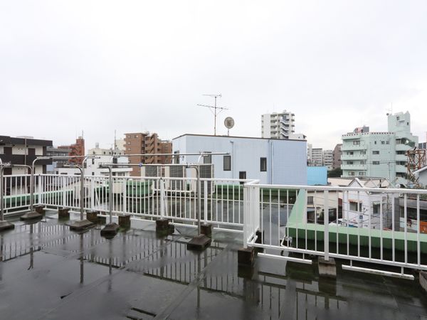 都市風景とバルコニー