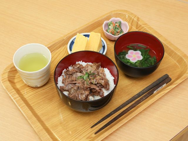 和風の食事セット 食事 栄養バランスを考えた和食の一例です。健康を支える美味しい食事を提供しています。