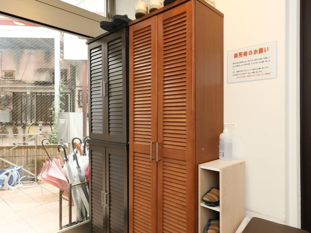 玄関先の整理された靴箱 玄関 清潔感のある玄関には靴の収納スペースがあり、整然と保たれています。明るい窓からは外の光が差し込んでおり、心地よい空間です。