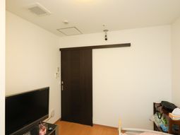 居室の一角とテレビ