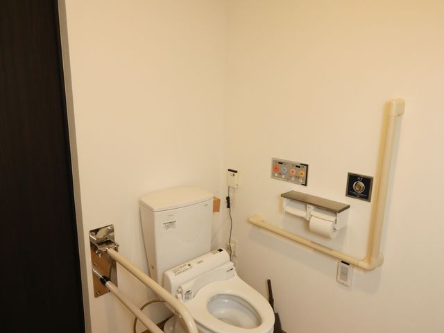 バリアフリートイレ設備 トイレ 手すり完備で安全に配慮されたトイレ空間です。利用者の自立を支える配慮が行き届いています。