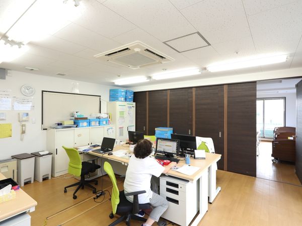 スタッフが作業する事務所