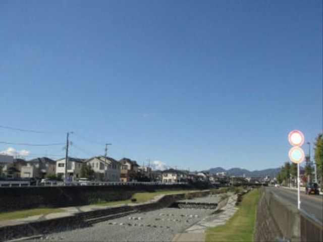 清々しい住宅地の全景 外観 新鮮な空気と緑あふれる住宅地で、利用者様と共に心地よい日々を送る仕事がここにあります。