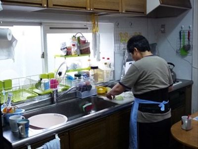 キッチンで働く人