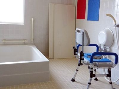 バリアフリー設計の浴室
