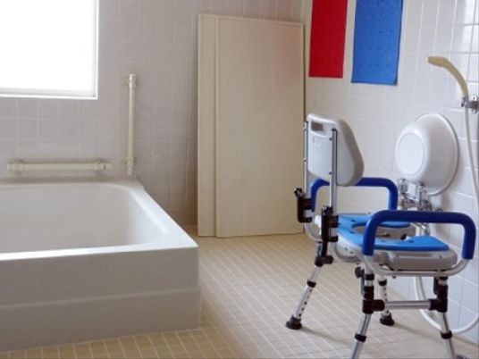 浴室には、窓があり日の光が射し込む明るい空間である。横にシャワー付きの洗い場を設け、滑り止め付きの椅子を置いている。