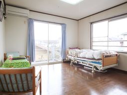 明るい居室の様子
