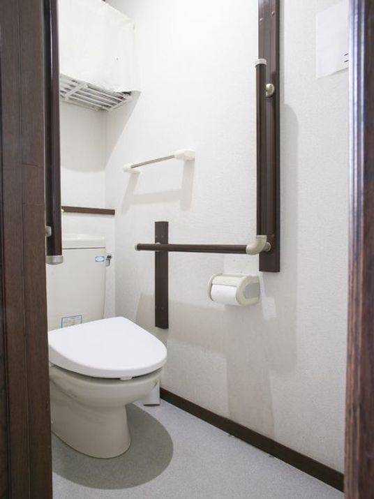 便座のあるトイレルームには長めの手すりが付けられており、腰の悪い入居者でも困惑することなく利用することができる。