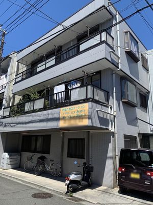 自転車が置かれた建物外観