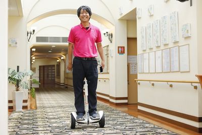 廊下を歩く人