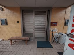 エントランスのシンプルな景観