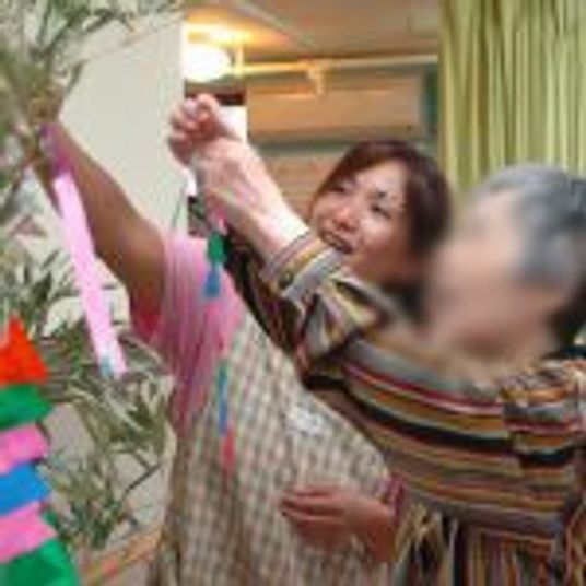 楽しむ様子の室内