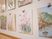 壁に飾られた絵画群