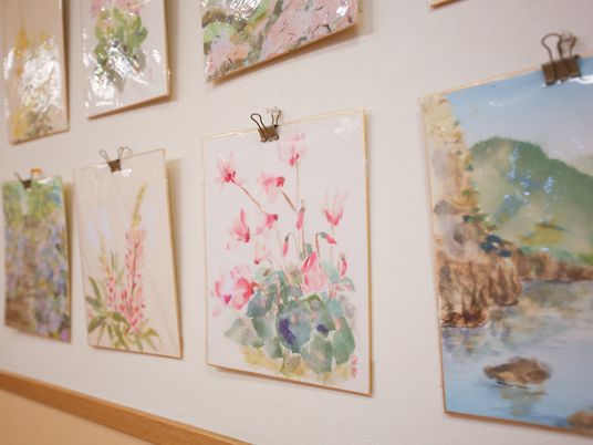 壁に飾られた絵画群