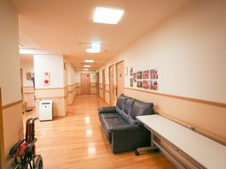 廊下に配置された椅子とベンチ