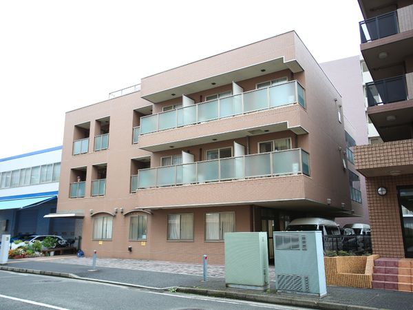 茶色の建物の外観