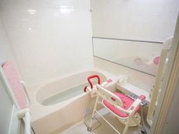 バリアフリー設計の浴室