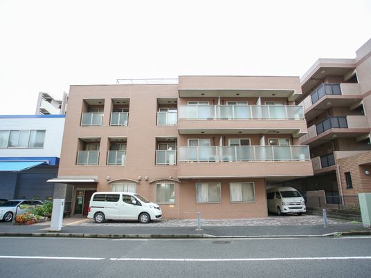 茶色の建物の外観
