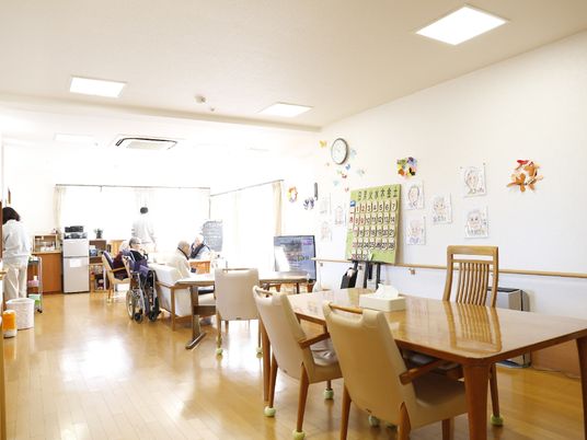 共有部分にはテーブルやいすが設置されている。窓が2面あり光を取り込めるため明るく、外の景色を楽しむこともできる。