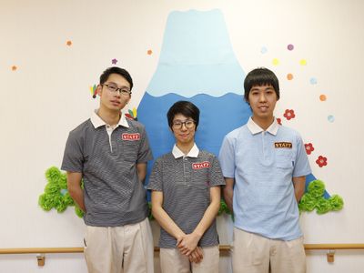 スタッフ3人と飾り壁