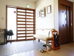 エレベーター前の明るいスペース