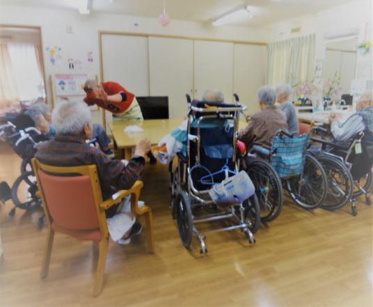 楽しい時間を過ごす利用者の方々