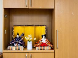 飾られた人形展示台