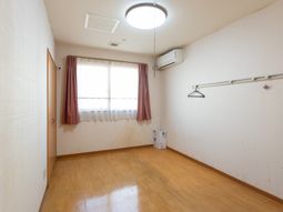 窓のある明るい居室