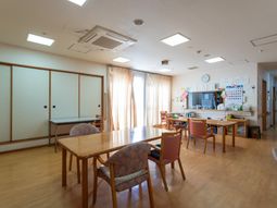 テーブルと椅子の部屋