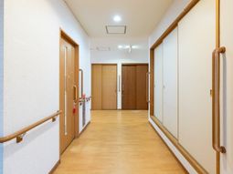 握り手付きの廊下