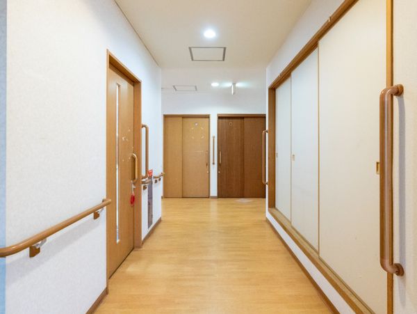 握り手付きの廊下