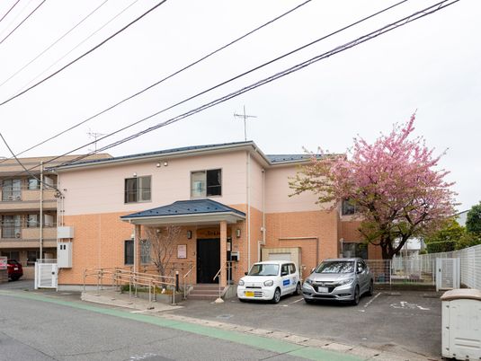 花のある建物の外観