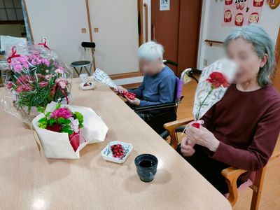 高齢者が花を持つ様子
