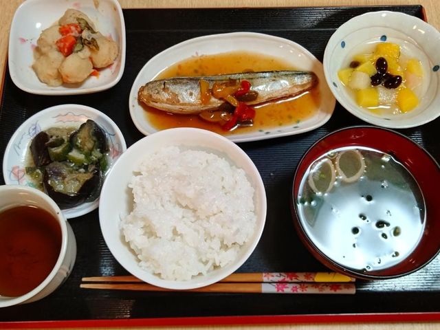 和風の栄養バランス食 食事 栄養バランスを考えた和風の食事が提供されており、日々の健康維持に配慮されています。色とりどりの料理が並び、食欲をそそる配膳です。