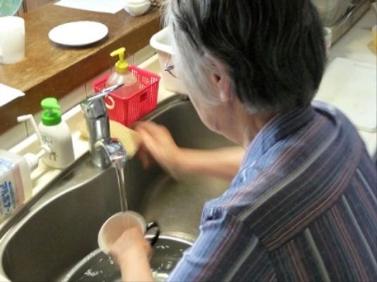 利用者の食器洗い風景