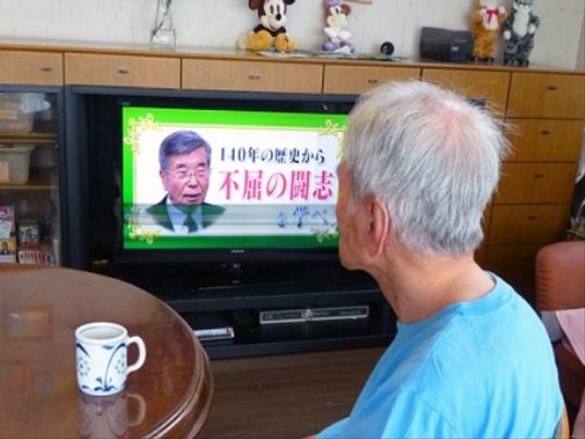 テレビ観る高齢者の後姿