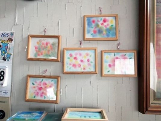 壁に掛けられた絵画たち